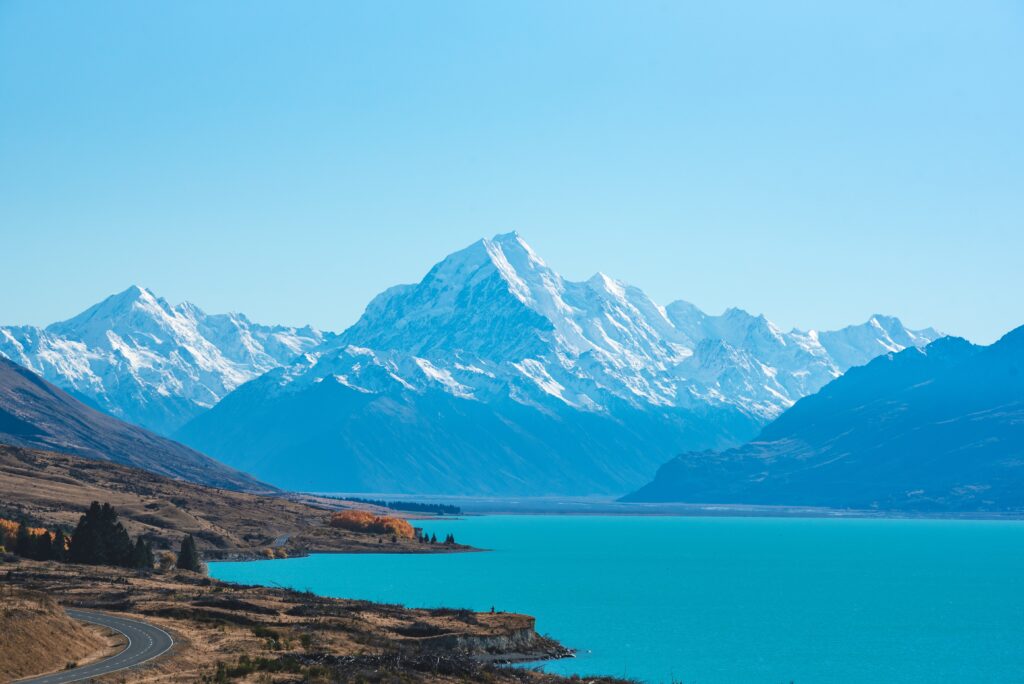 Lake Pukaki, on the South Island of New Zealand get snow.