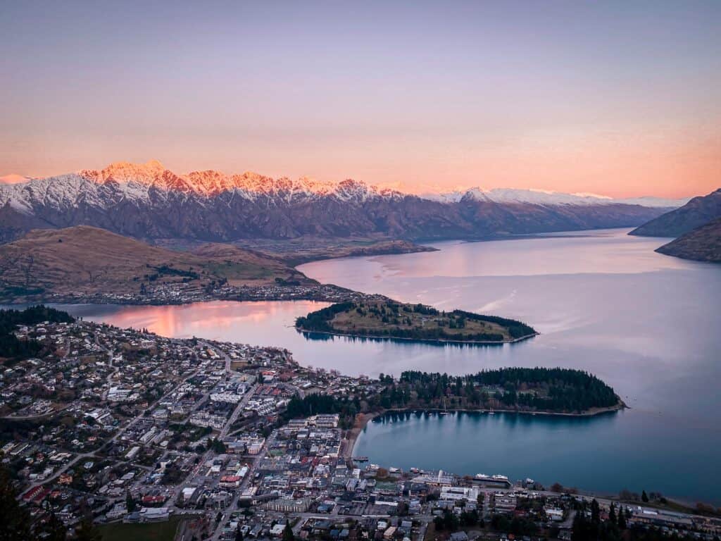 It does snow in Queenstown, New Zealand, but most of it accumulates in the mountains surrounding Queenstown.