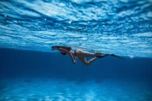 A women snorkeling at the surface of the ocean.