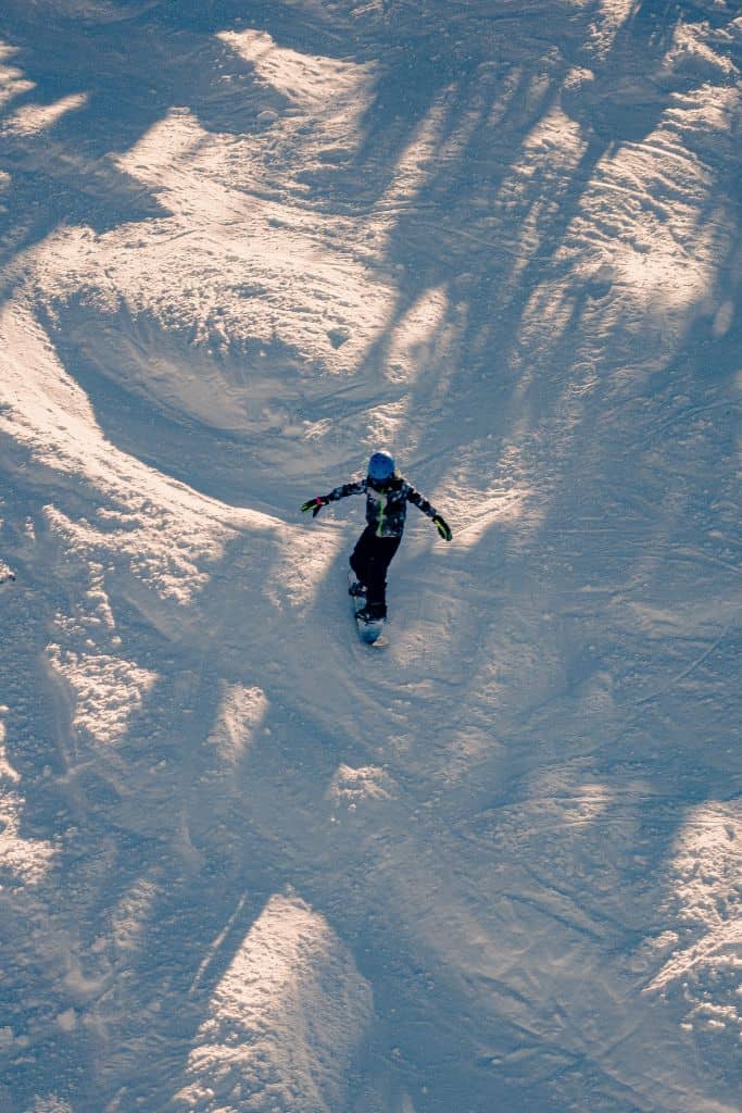 A skier skiing down a very steep hill in Lake Tahoe. Does it snow in Lake Tahoe? YES. 